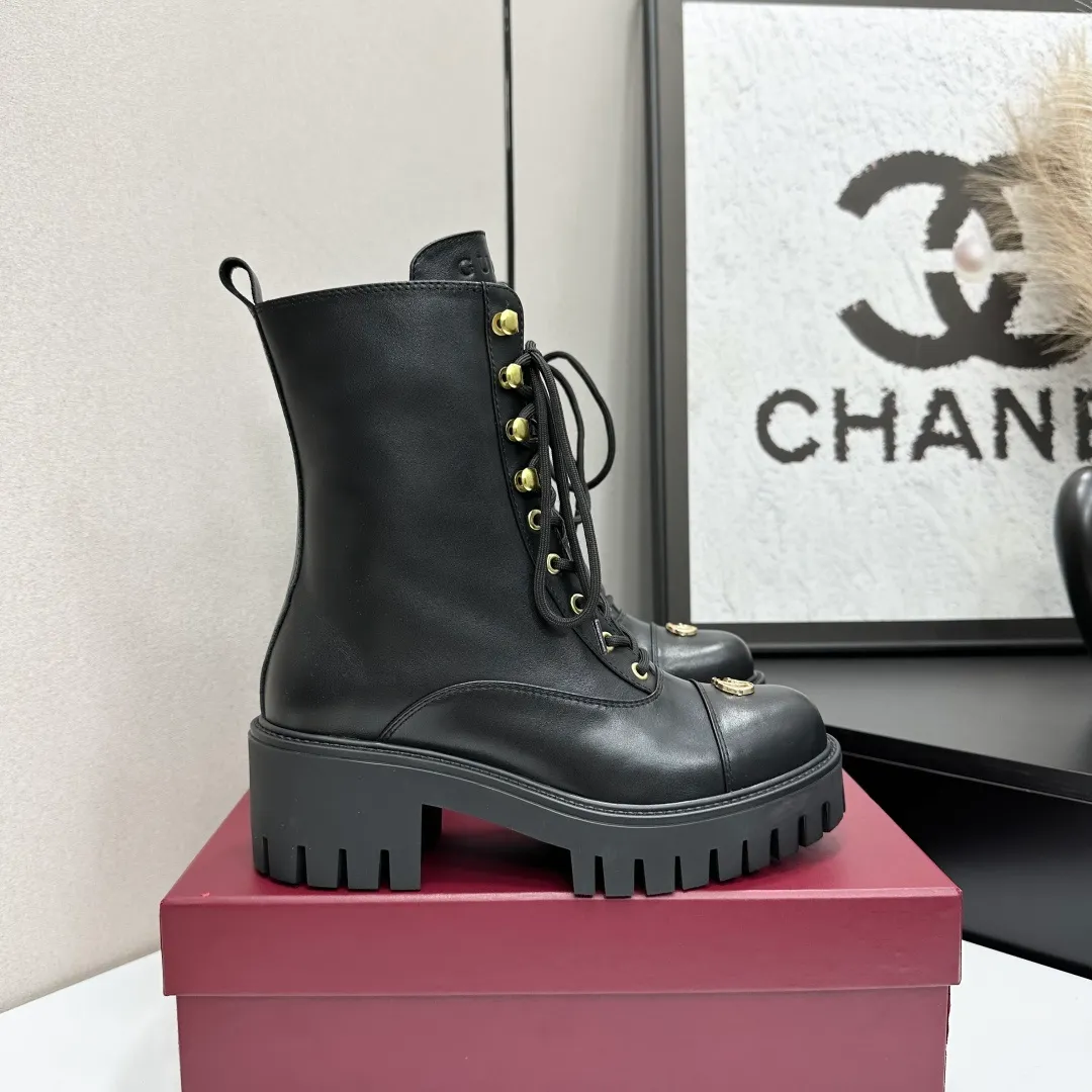 👟👟Ex-factory price 840👟👟 Highest version 2025 Gucci autumn and winter latest GUCCI mid-heel grooved thick-soled horsebit ankle Chelsea boots 🆙Purchase level high-end boutique goods🆙 This short boots is ingenious and combines the fashionable elements of boots and moccasins, with lightweight foam rubber groove soles , archive patterns continue to shine in Gucci’s new series, and the classic horsebit-shaped accessories highlight the brand’s equestrian heritage. It doubles the charm of the entire design and injects exquisite sophistication into daily shoes 😘 Fabric: Imported calfskin + embossed craftsmanship Inner/foot pads: Shuiqi cowhide Outsole: 1:1 mold rubber foam high toughness 4.5 cm thick sole Absolutely not heavy or rigid, nor will it collapse All materials and processes are consistent with the Y version Size: 35-42 standard code 404142 customized Heel height: 4.5CM Forefoot 2.5 cm Packaging: High-end packaging at the counter
